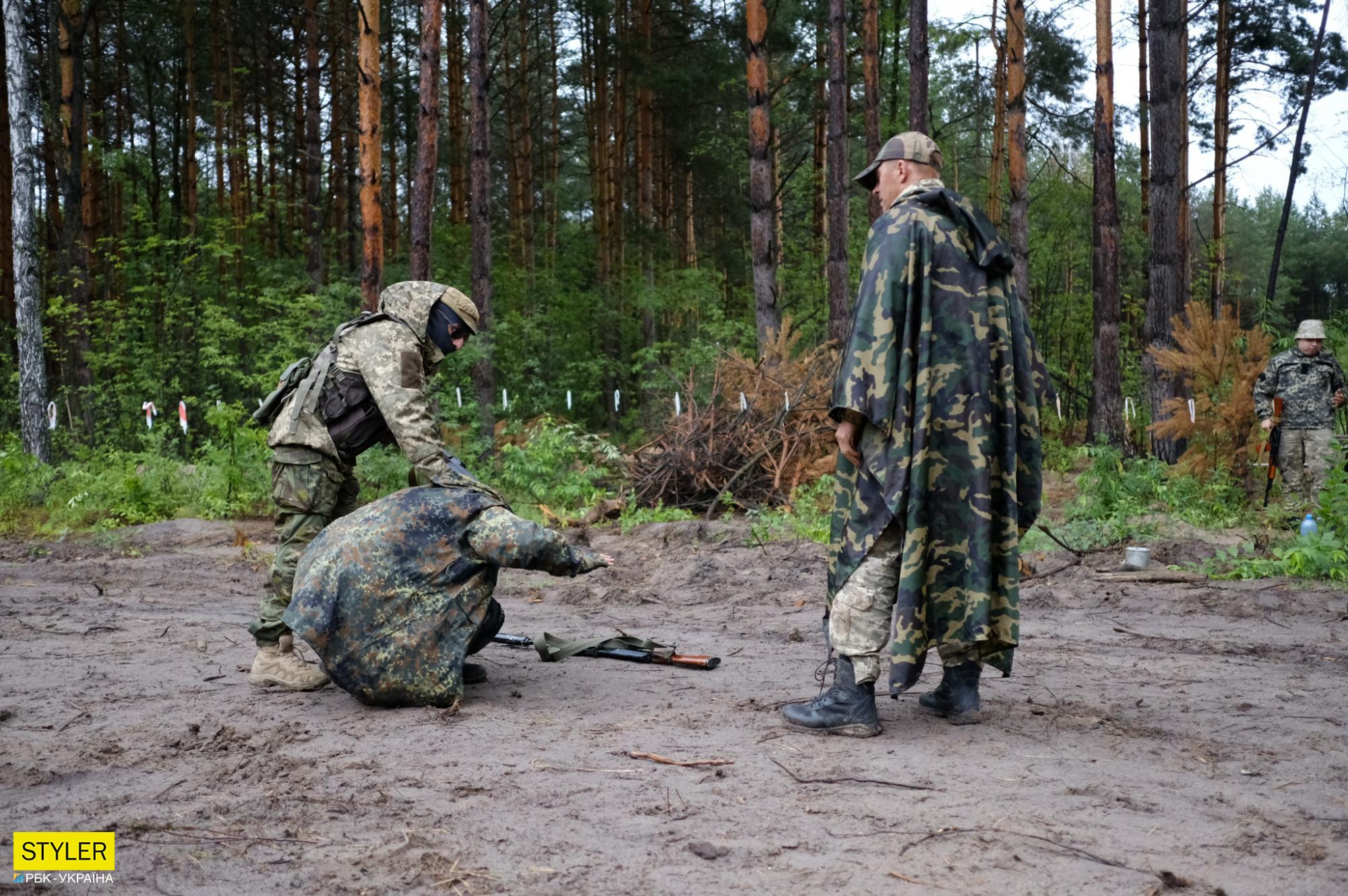 Тут ховалися 15 тисяч окупантів, а зараз тренуються бійці ТрО: сильні фото з навчального табору біля Бучі
